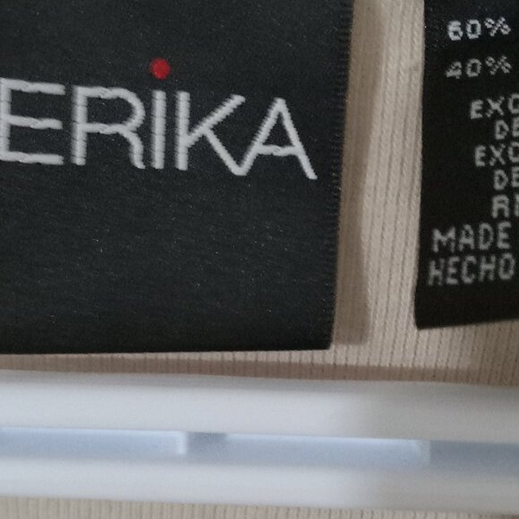 Erika short sleeves V-neck is designed with black decorative tread size M - Picture 3 of 5